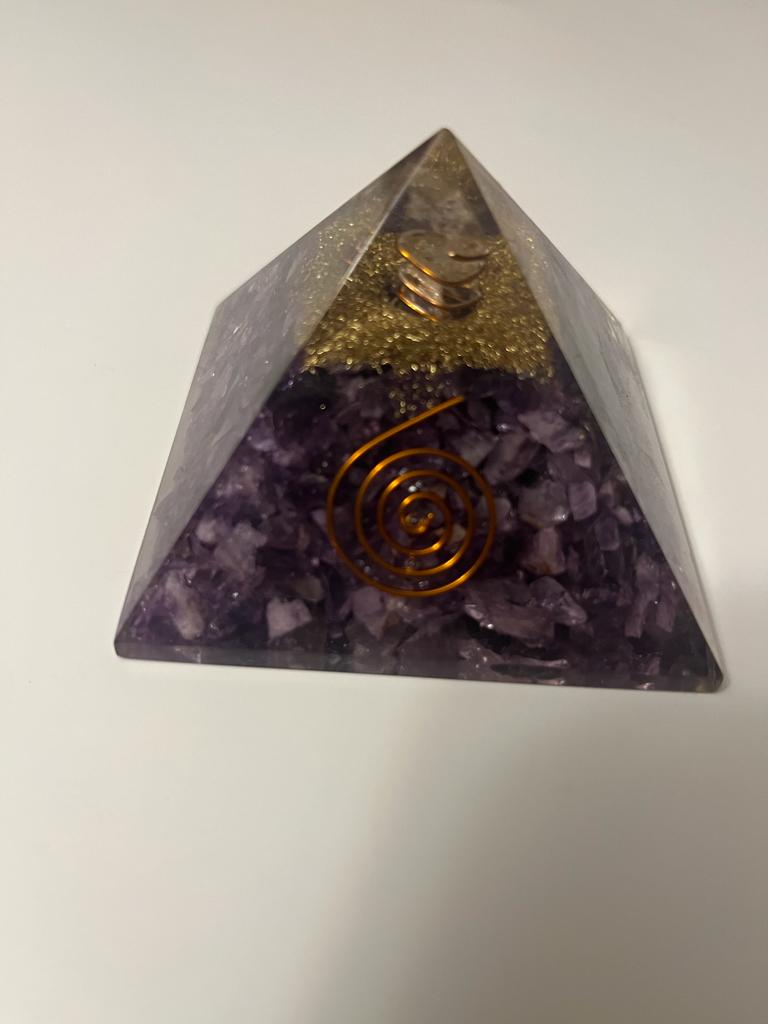 Pirámide de Orgonita con Amatista – Equilibrio y Protección