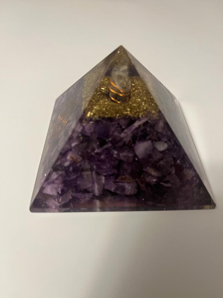 Pirámide de Orgonita con Amatista – Equilibrio y Protección